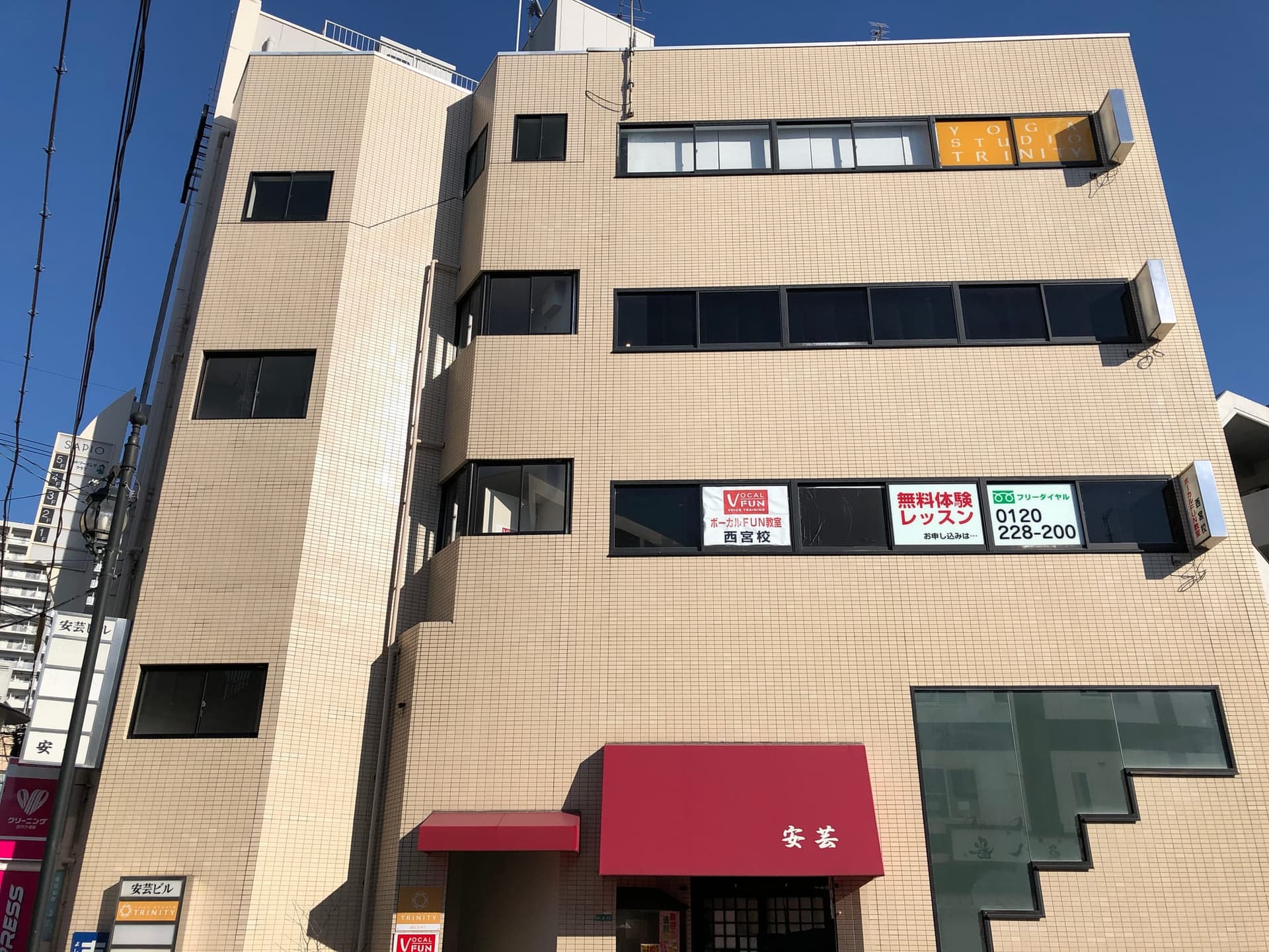 木の床のスタジオ内観