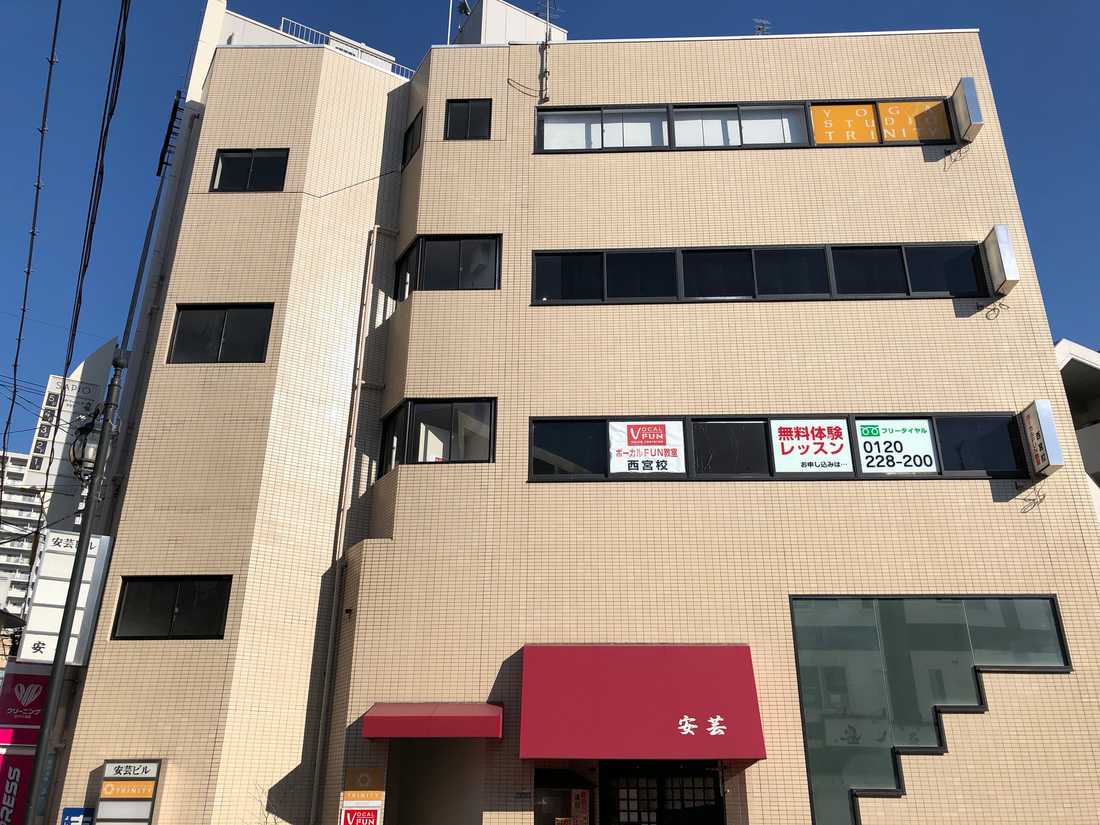 木の床のスタジオ内観