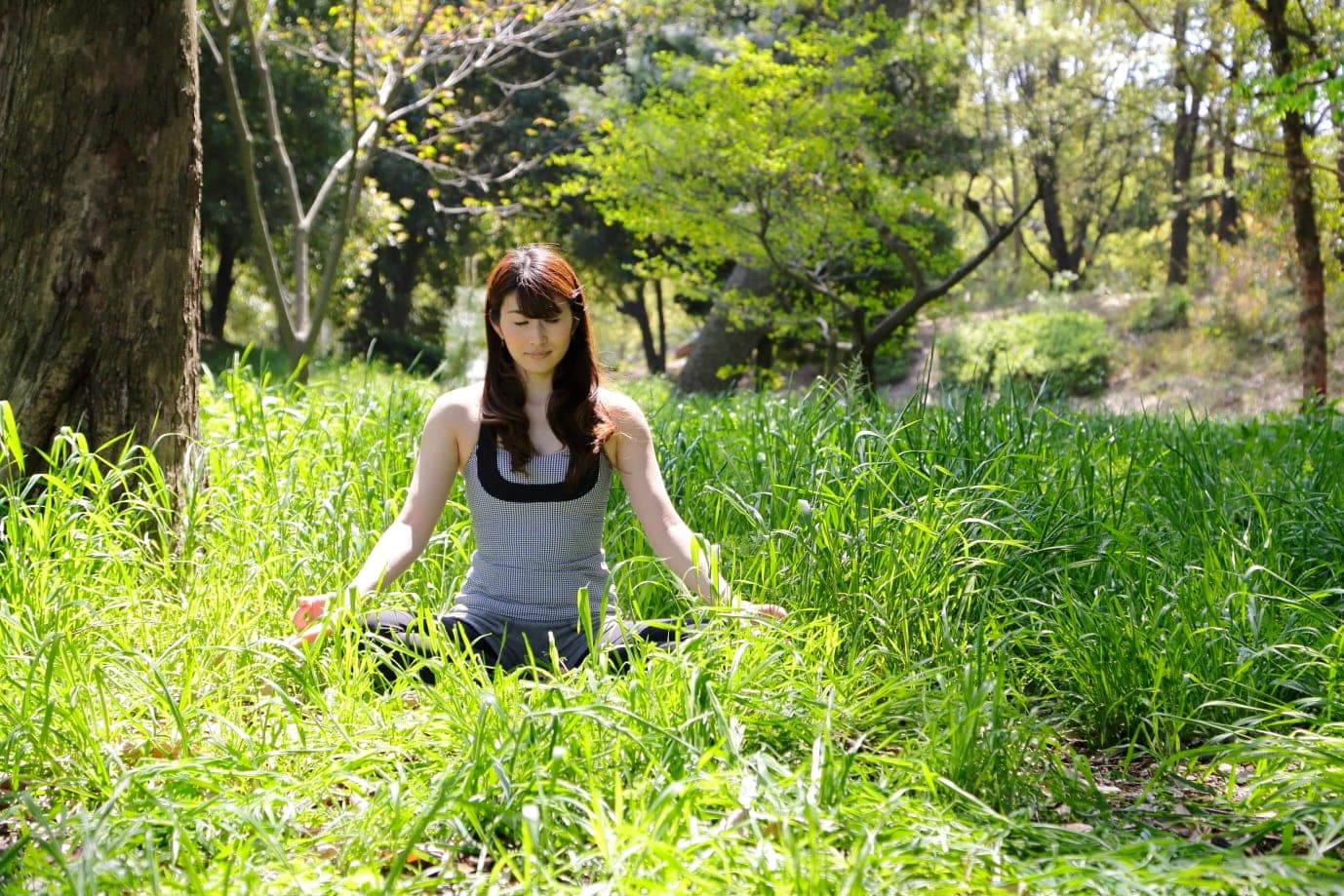ヨガポーズで内面を見つめる女性